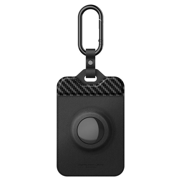 Schwarzer Tesla Schlüsselkartenhalter von Spigen von vorne, mit dunkler runder Aussparung, Carbonmuster oben und Karabinerhaken.