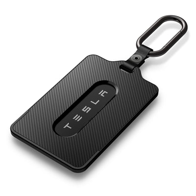Schwarzer Tesla Schlüsselkartenhalter von Spigen, schräg liegend, mit diagonalem Muster, Tesla-Schriftzug in der Öffnung und befestigtem Karabinerhaken.