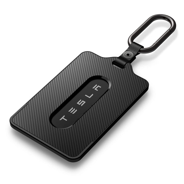Schwarzer Tesla Schlüsselkartenhalter von Spigen, schräg liegend, mit diagonalem Muster, Tesla-Schriftzug in der Öffnung und befestigtem Karabinerhaken.