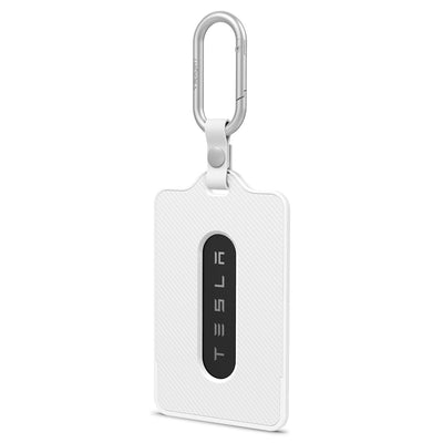 Weißer Tesla Schlüsselkartenhalter von Spigen mit silberfarbenem Karabinerhaken und länglicher Öffnung, in der die schwarze Tesla-Karte sichtbar ist.