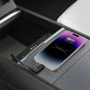 Unsichtbar installierte USB Hub Tesla Model Y 2025+ Juniper mit integrierter LED-Beleuchtung und ergonomischer Tesla Model Y USB Anschluss Bedienung.