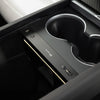 Detailaufnahme der USB Hub Tesla Model Y 2025+ Juniper mit verstecktem Tesla Model Y USB Anschluss und perfekter Integration in die Mittelkonsole.