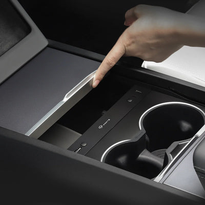 Übersicht der Tesla Model Y USB Ports des neuen USB Hub Tesla Model Y 2025+ Juniper, nahtlos integriert für komfortables Schnellladen.