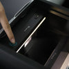 Close-up der Tesla Model Y USB Hub in der Konsole, mit perfekt angepasster Struktur und schnellem Zugriff auf alle Tesla Model Y USB Ports.