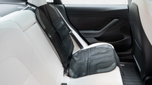 Laden Sie das Bild in den Galerie-Viewer, Kindersitzmatte für Tesla Model 3/Y mit Lederschutz, luxuriösem Design, Isofix-Zugang, strapazierfähigem Material und einfacher Befestigung
