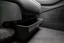 Laden Sie das Bild in den Galerie-Viewer, Eine Organizer-Box für das Tesla Model Y, die perfekt unter den hochgebockten Sitzen passt. Praktische Aufbewahrungslösung für Gegenstände jeder Art. Verhindert das Verschwinden von kleineren Gegenständen während der Fahrt. Mit weichem Stoff bezogen, der ein Klappern während der Fahrt verhindert. Bestellen Sie jetzt und machen Sie Ihr Tesla Model Y zu einer Premium-Version!
