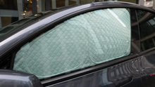 Laden Sie das Bild in den Galerie-Viewer, Unser Sonnen- und Sichtschutz-Set für den Tesla Model Y bietet Schutz vor Sonneneinstrahlung und Überhitzung und ist einfach zu installieren und zu verstauen.
