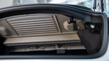 Laden Sie das Bild in den Galerie-Viewer, Tesla Model 3 mit innovativem Kofferraumhaken für aufgeräumten Stauraum, einfache Installation und erhöhten Reisekomfort 🚗🔥🌟

