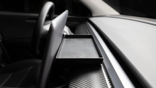 Laden Sie das Bild in den Galerie-Viewer, Unser cleverer Mittelkonsolen-Organizer schafft unsichtbaren Stauraum hinter dem Bildschirm deines Tesla Model 3/Y. Einfach zu montieren und geeignet für Handy, Schlüssel und mehr. Bestelle noch heute!
