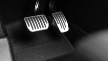 Laden Sie das Bild in den Galerie-Viewer, Tesla Model 3 und Model Y Performance-Pedale Fußpedale Set Autozubehör Pedalabdeckung - 2 Stück Aluminium

