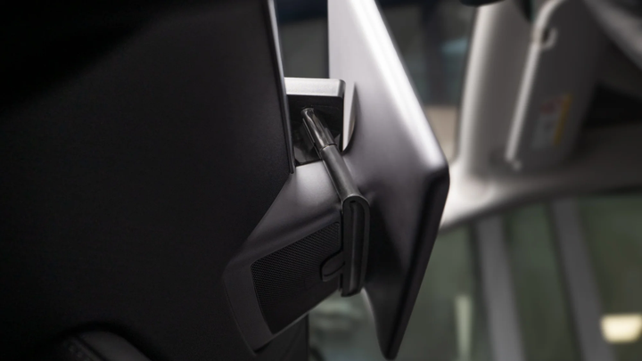 Unser cleverer Mittelkonsolen-Organizer schafft unsichtbaren Stauraum hinter dem Bildschirm deines Tesla Model 3/Y. Einfach zu montieren und geeignet für Handy, Schlüssel und mehr. Bestelle noch heute!