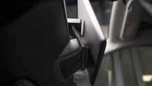 Laden Sie das Bild in den Galerie-Viewer, Unser cleverer Mittelkonsolen-Organizer schafft unsichtbaren Stauraum hinter dem Bildschirm deines Tesla Model 3/Y. Einfach zu montieren und geeignet für Handy, Schlüssel und mehr. Bestelle noch heute!
