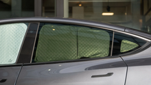 Laden Sie das Bild in den Galerie-Viewer, Unser Sonnen- und Sichtschutz-Set für den Tesla Model Y bietet Schutz vor Sonneneinstrahlung und Überhitzung und ist einfach zu installieren und zu verstauen.
