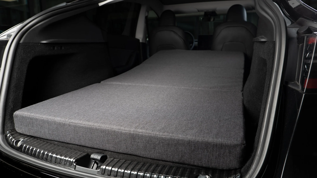 Die 2befair Camping-Matratze für Tesla Model 3/Y - Komfortables Schlafen unterwegs mit strapazierfähigem Bezug und passender wasserabweisender Tasche.