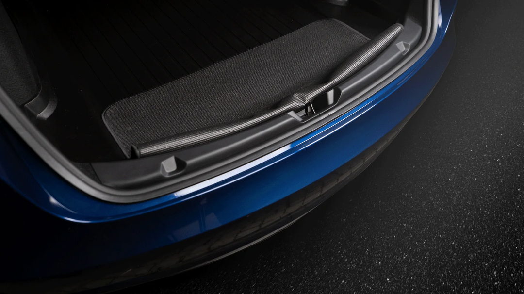 Schwarze 2befair Ladeklappenschutzmatte auf dem Kofferraumboden eines Tesla, schützt vor Kratzern und Dellen, nachhaltig produziert in Deutschland.